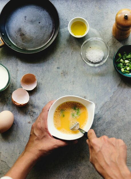 Hände, die OM kochen