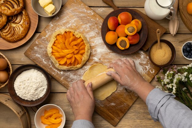 Hände, die Torte über Ansicht machen