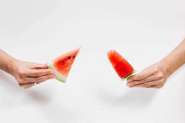 Foto hände, die wassermelonen- und fruchteis halten