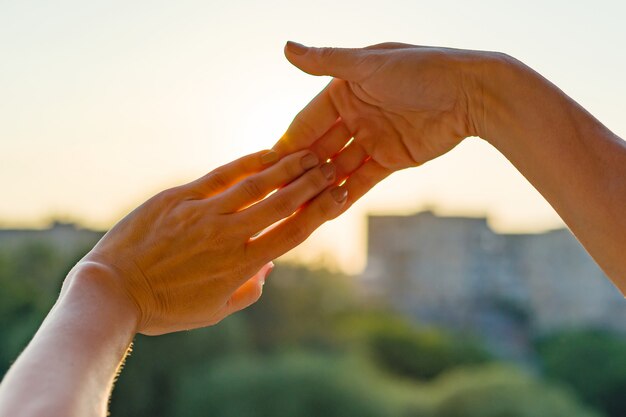 Hände, die zusammen Geste von Fingern zeigen