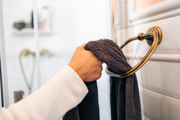 Hände einer Frau, die mit einem Handtuch greift, um ihre Hände zu trocknen