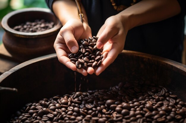 Hände einer jungen japanischen Frau, die mit beiden Händen Kaffeebohnen schöpft