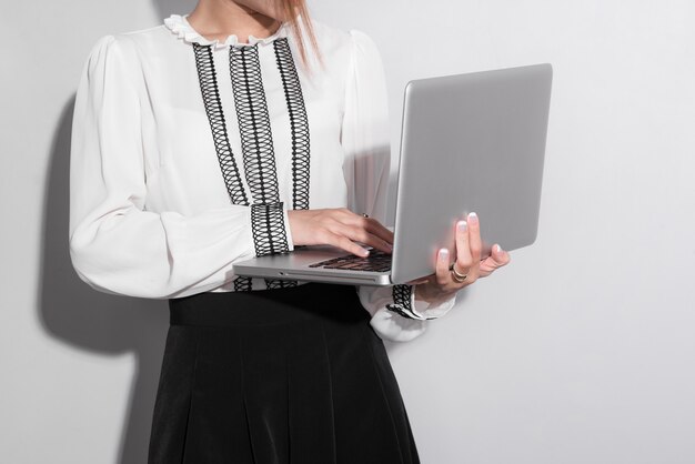 Hände einer modischen asiatischen Geschäftsfrau, die möglicherweise einen Buchhalterarchitekten mit Laptop verwendet