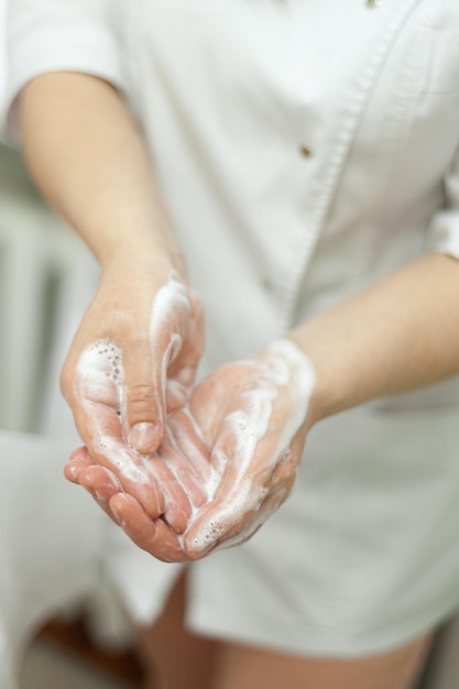 Hände eines Dermatologen Kosmetiker mit einem Nahbild Schaum Hygiene und Desinfektion Reinigung