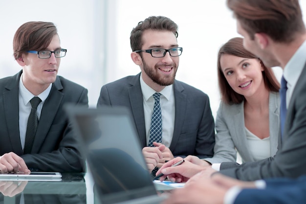 Hände eines Geschäftsmannes, der am Laptop arbeitet