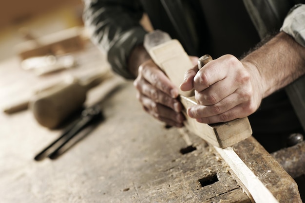 Hände eines Handwerkers