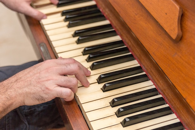 Hände eines weißen Mannes, der in Rio de Janeiro Brasilien Klavier spielt.