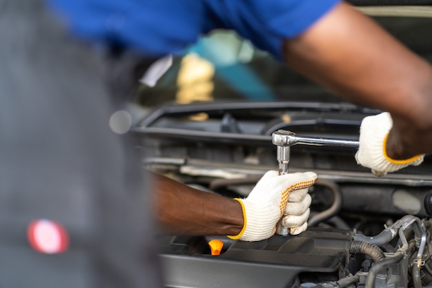 Hände Expertise Automechaniker im Autoreparaturservice. Autowartungs- und Autowerkstattkonzept.