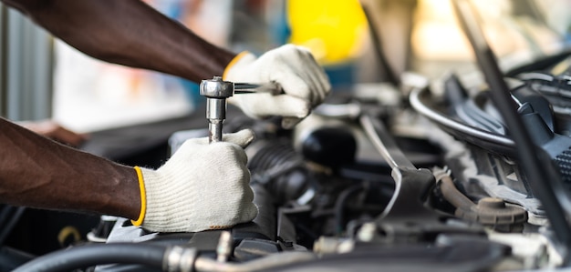 Hände Expertise Automechaniker im Autoreparaturservice. Autowartungs- und Autowerkstattkonzept.