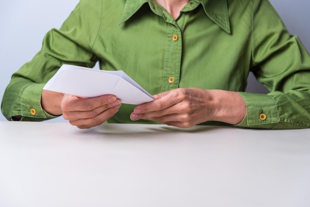 Hände falten ein Blatt Papier