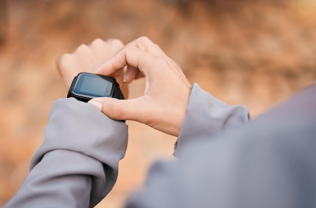 Foto hände-fitness- und smartwatch-bildschirm in der natur zur verfolgung von gesundheits-, wellness- und trainingszielen sportfortschrittstechnologie-app und sportlerin mit uhr für zeittrainingsplan oder laufziele