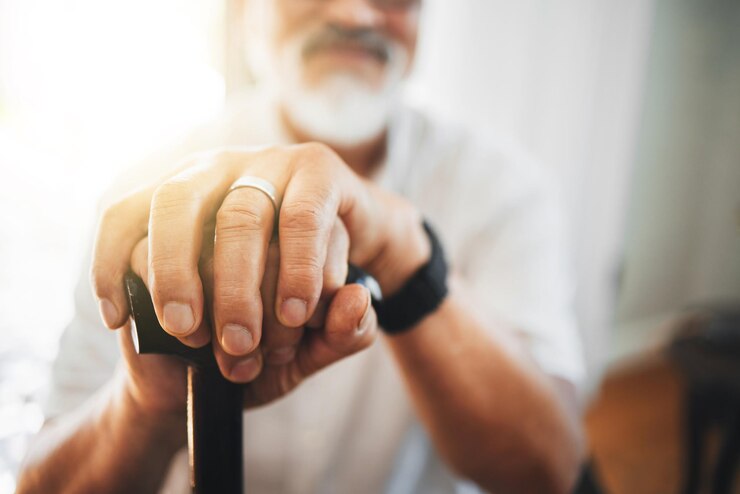 Foto hände gehstock und älterer mann zu hause zur unterstützung der gesundheitsversorgung oder hilfe im ruhestand nahaufnahme eines einsamen seniors mit behinderung und hilfe eines gehstocks bei parkinson-arthritis oder rehabilitation nach schlaganfall