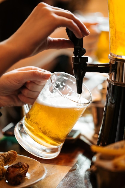 Foto hände gießen gezapftes bier in ein glas