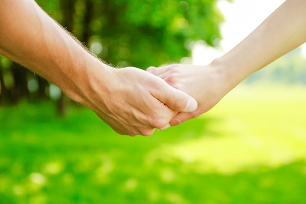 Hände Glückliche Eltern und Kind draußen im Park