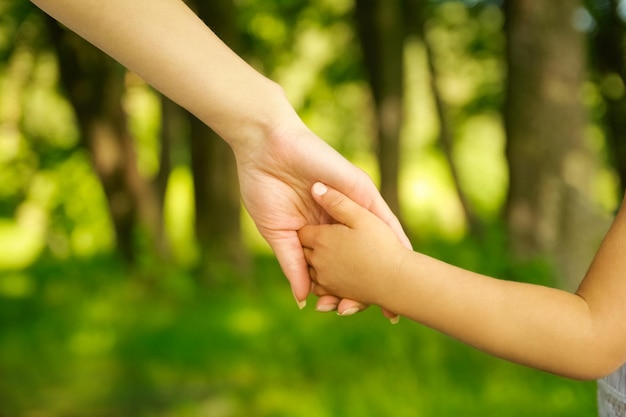 Hände Glückliche Eltern und Kind draußen im Park