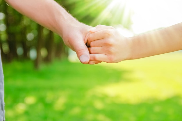 Hände Glückliche Eltern und Kind draußen im Park