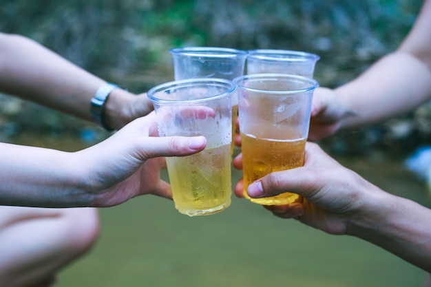 Foto hände gruppe klirrende gläser bier.