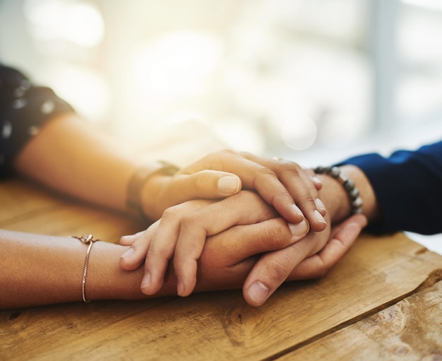 Hände halten, die Pflege, Liebe und Unterstützung zwischen Freunden, Paaren oder Familien zeigen Menschen, die in einer schwierigen Zeit Zuneigung geben und Freundschaft mit einer Handbewegung und Berührung umarmen