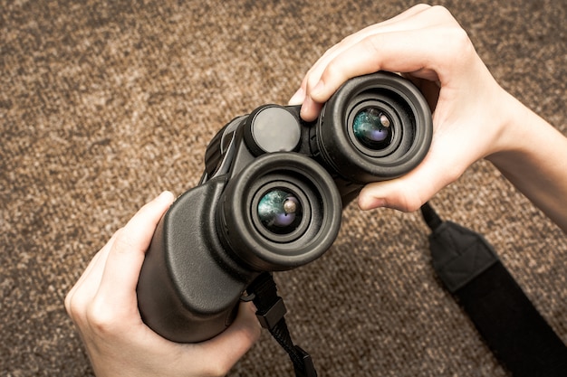 Foto hände halten ein fernglas