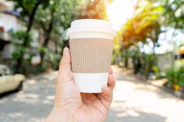 Hände halten eine Kaffeetasse, die recycelt werden kann Kaffee ist eines der beliebtesten Getränke Freier Platz kann Bildtext platzieren, um ein Werbemittel zu erstellen