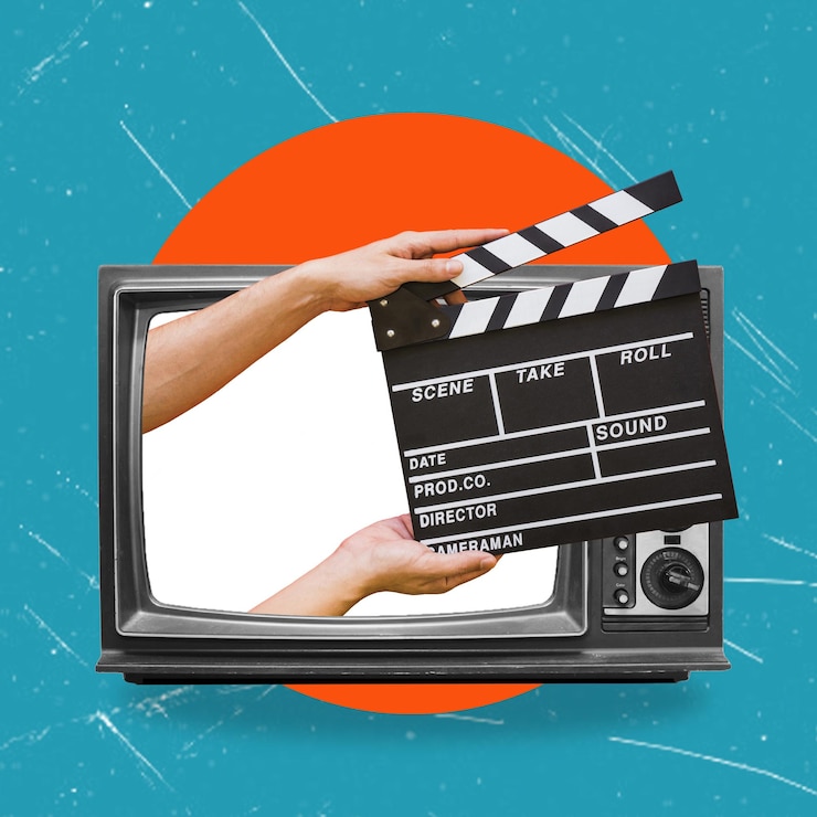 Foto hände halten einen klöppel beim filmen eines videofilms im fernsehen. ein klöppel für eine filmproduktion