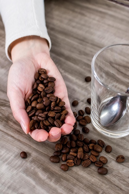 Hände halten Kaffeebohnen