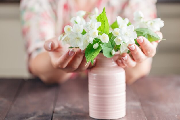 Hände halten Strauß der schönen weißen Blumen