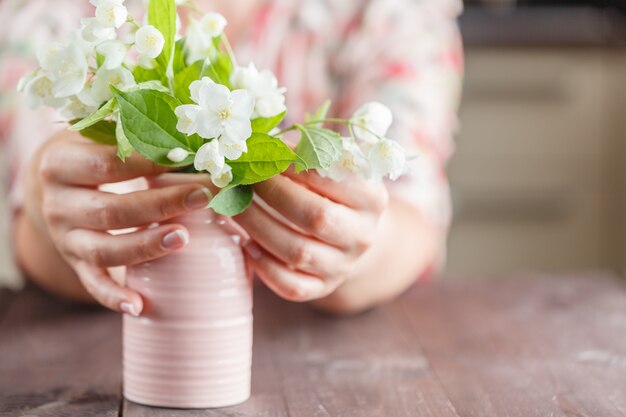 Hände halten Strauß der schönen weißen Blumen