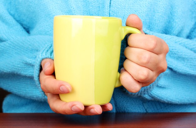 Hände halten Tasse heißes Getränk, Nahaufnahme