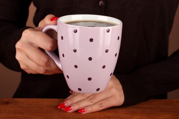 Hände halten Tasse heißes Getränk, Nahaufnahme