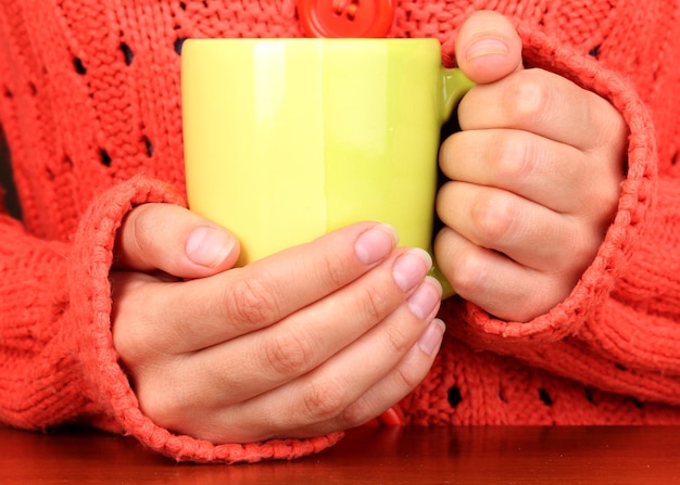 Hände halten Tasse heißes Getränk, Nahaufnahme