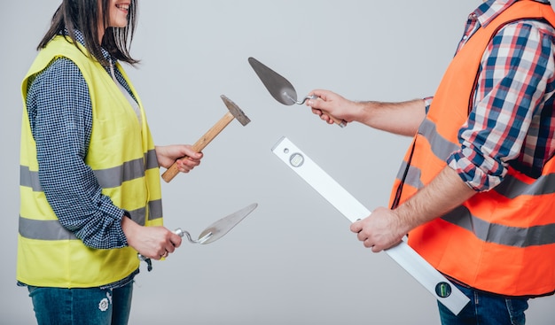 Hände halten Werkzeuge für die Hausrenovierung. Hintergrund