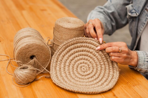 Hände Handwerkerin Strickprodukt aus Jute Hobbies Handarbeiten aus natürlichen Materialien