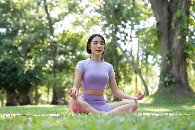 Hände hautnah Frau tun Yoga entspannen im Freien Frau Ausübung Pose vital und Meditation für Fitness-Lifestyle-Club im Freien Natur Hintergrund Gesund und Yoga-Konzept