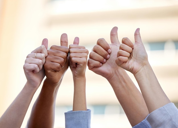 Hände hoch und Unterstützung mit Geschäftsleuten, um im Freien Einigkeit, Einigkeit oder Solidarität zu finden. Vielen Dank für Motivation und Teambildung mit einer Gruppe von Kollegen oder Mitarbeitern draußen