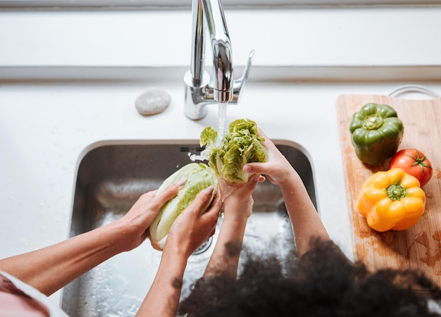 Hände Kind und Eltern durch Spülbecken Gemüse oder höher für die Reinigung des Wasserhahns oder Wasser für das Kochen oder zu Hause Person Kind und bereit für die Vorbereitung starten oder helfen Hand mit der Ernährung in der Familie