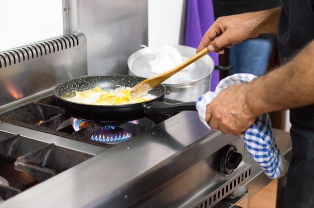 Hände kochen in einer Pfanne