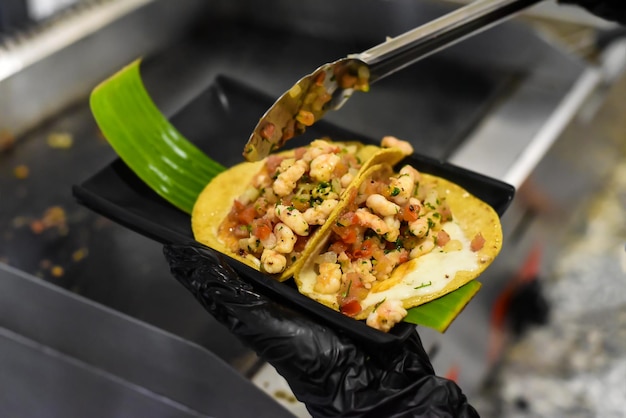 Hände kochen Tacos in einem mexikanischen Restaurant