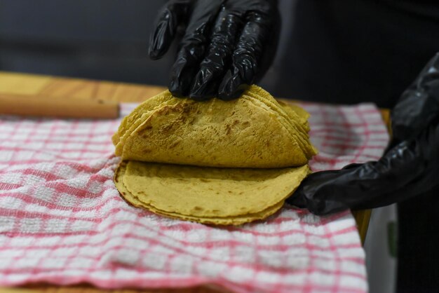 Hände kochen Tortillas für Tacos in einem mexikanischen Restaurant