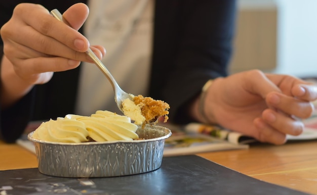 Hände kochen und halten Essen