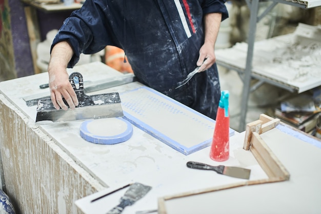 Hände machen ein Pflaster handgemachte Produkte