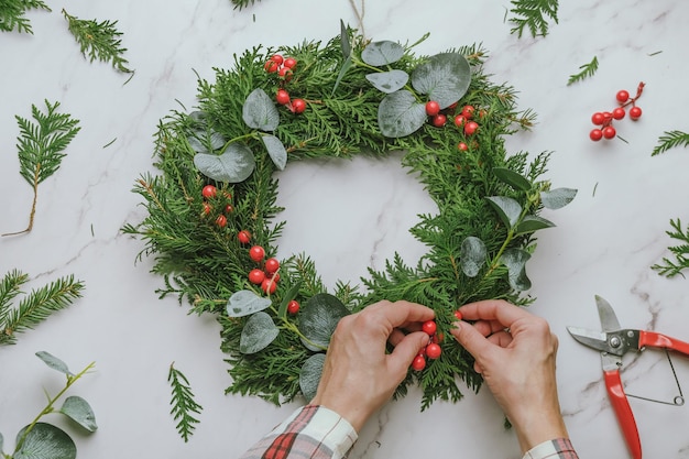 Hände machen Weihnachtskranz DIY Xmas Wohnkultur