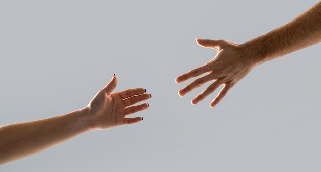 Hände Mann und Frau, die sich gegenseitig unterstützen, eine helfende Hand geben Hände