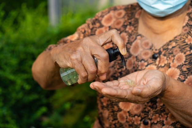 Hände mit Desinfektionsmittel zur Aufrechterhaltung der Hygiene