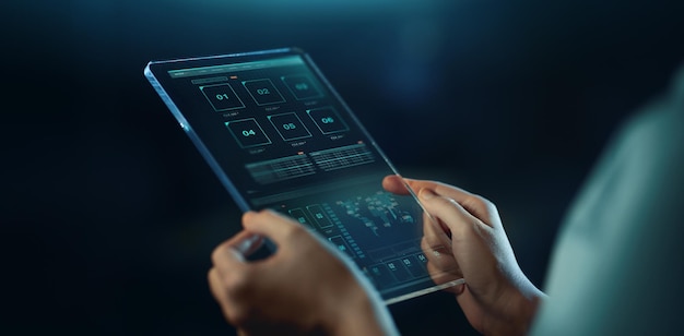 Hände mit durchsichtigem Tablet-PC und Hologramm