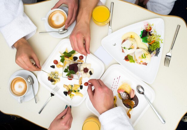 Hände mit Essen und Trinken