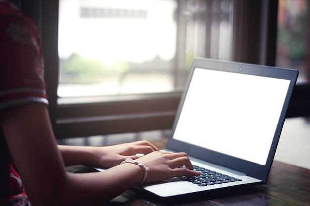 Hände mit Laptop auf Fensterhintergrund