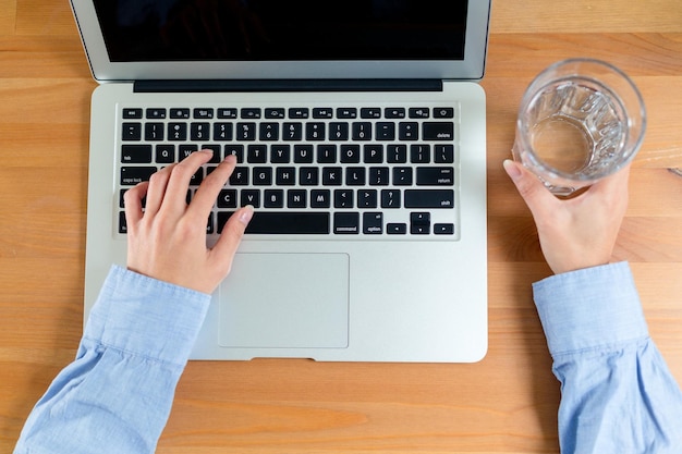 Hände mit Laptop