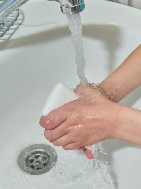 Hände mit Seife waschen. C.