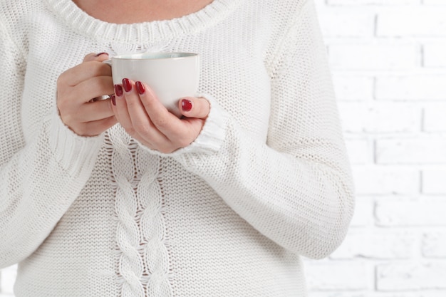 Hände mit Teetasse